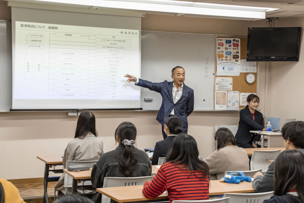 A seminar by Shuichi Sato, Director of Tomizawa Shouten Co., Ltd.
